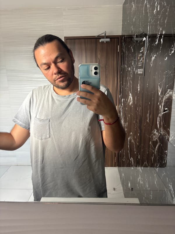 Man documents evening routine with selfies and cafe visit in Puebla