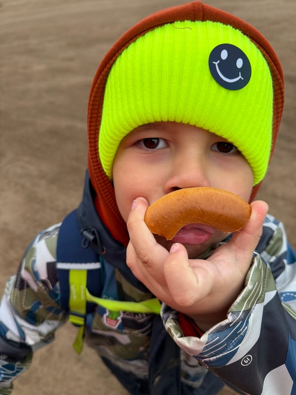 Family with toddler spotted eating snacks in Chaikovsky park