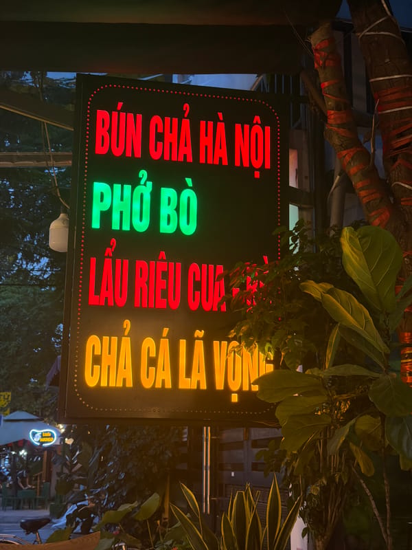 Casual dining and café scenes documented in Đà Nẵng