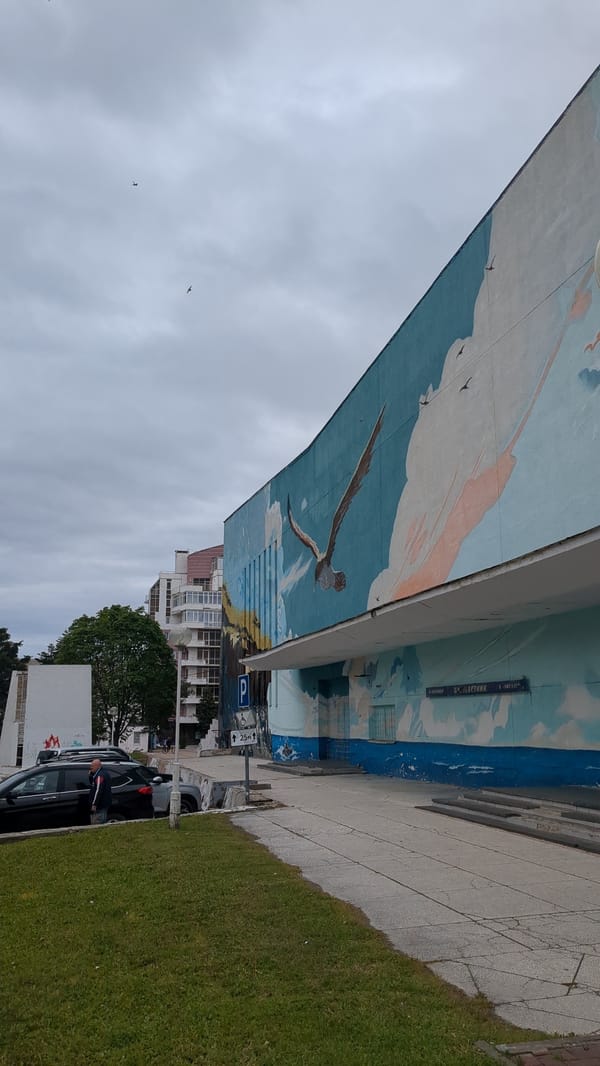 Morning scenes captured in Gelendzhik: street mural, market activity