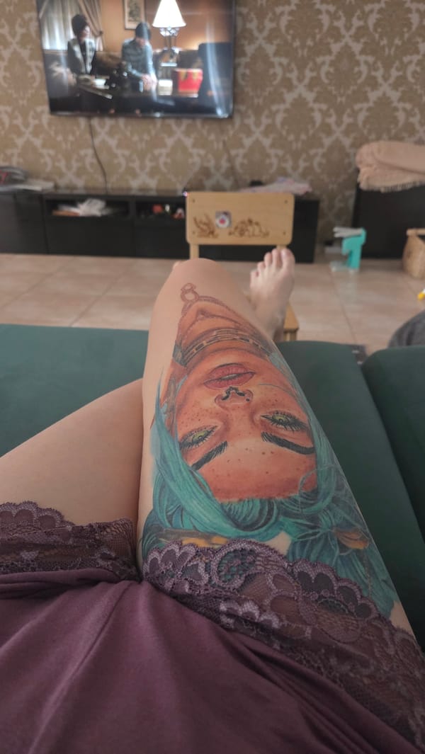 Person with green-haired woman tattoo spotted in Chaikovsky residence