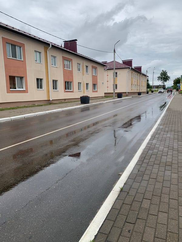Morning scenes mixing indoor breakfast and outdoor streets in Kapyĺ