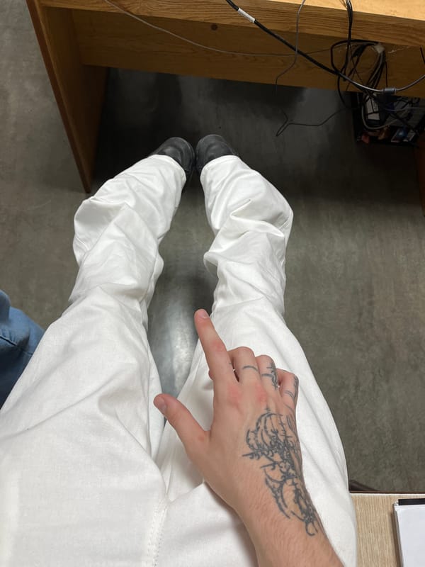 Person in white clothing with hand tattoo spotted in Bahía Blanca