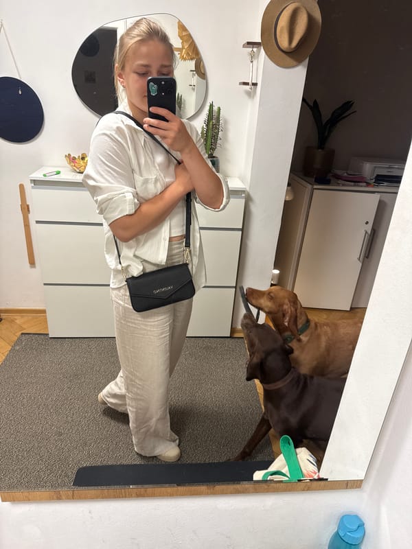 Mirror selfie in a Fürstenfeldbruck hallway, linen outfit.