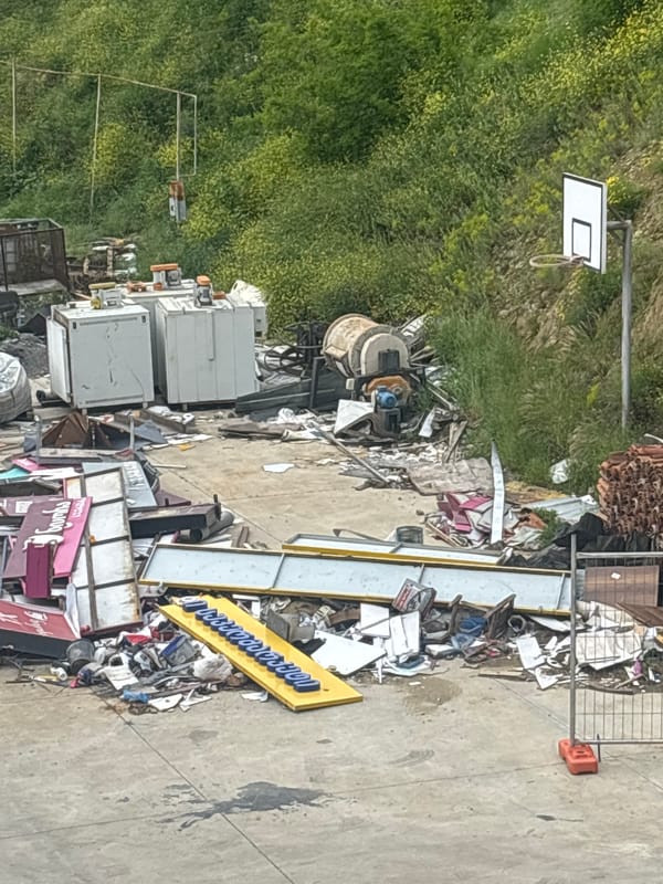 Debris and parked vehicles observed in Tbilisi
