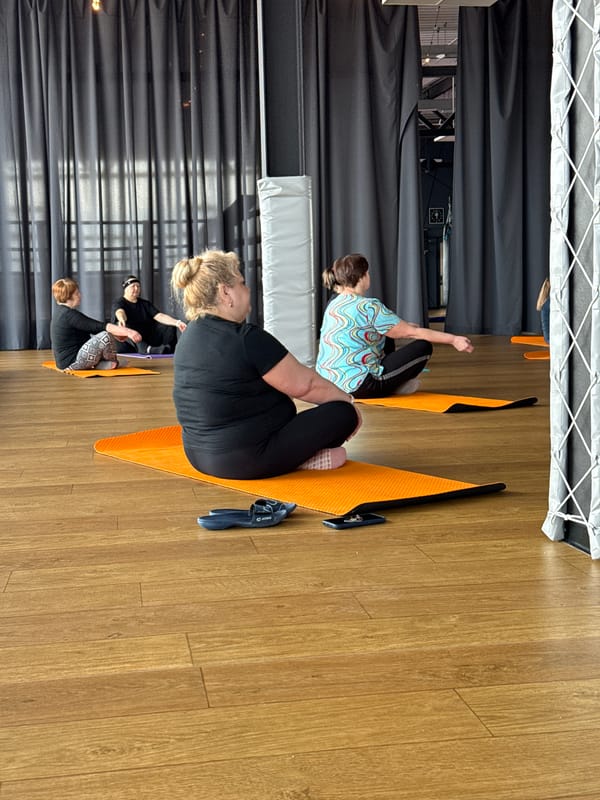 Morning yoga class and car wash scenes captured in Votkinsk