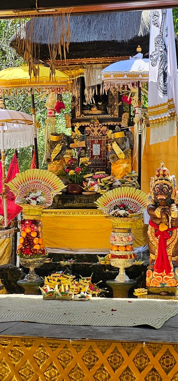Balinese Hindu ceremony documented at Denpasar temple