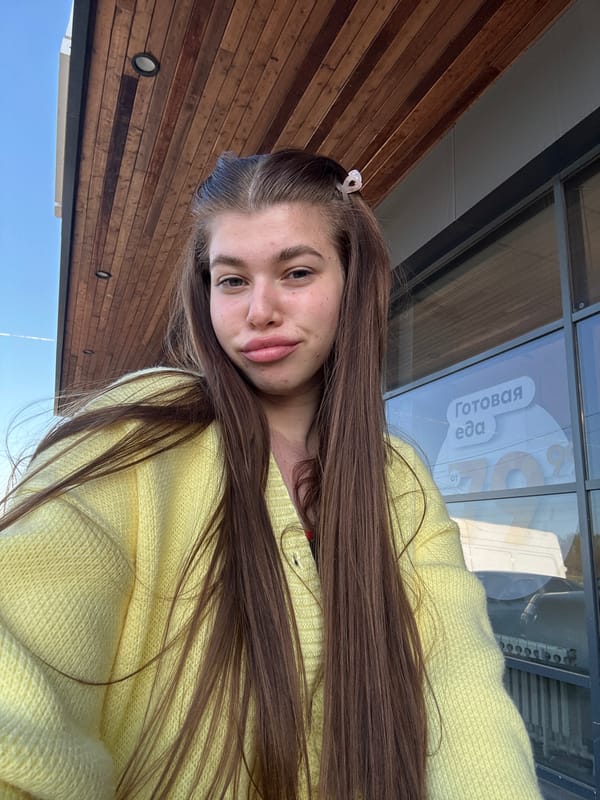 Woman in yellow sweater spotted outdoors in Troshkovo