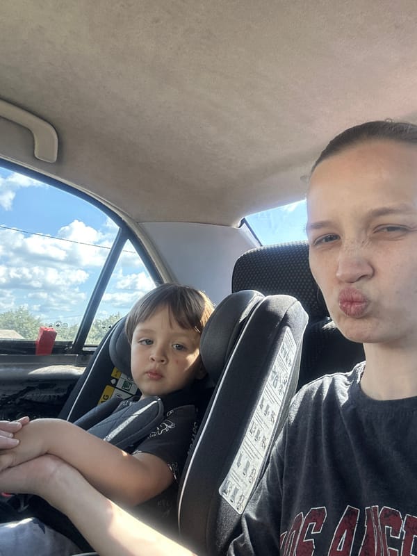 Car selfie in Peresyp, Russia, sporting an LA tee