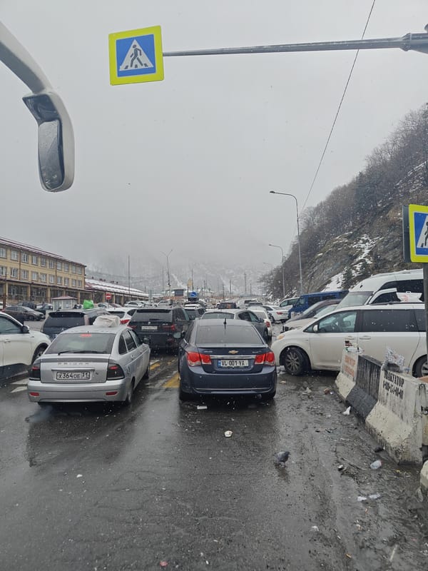 Heavy traffic jams Verkhnii Lars during snowfall