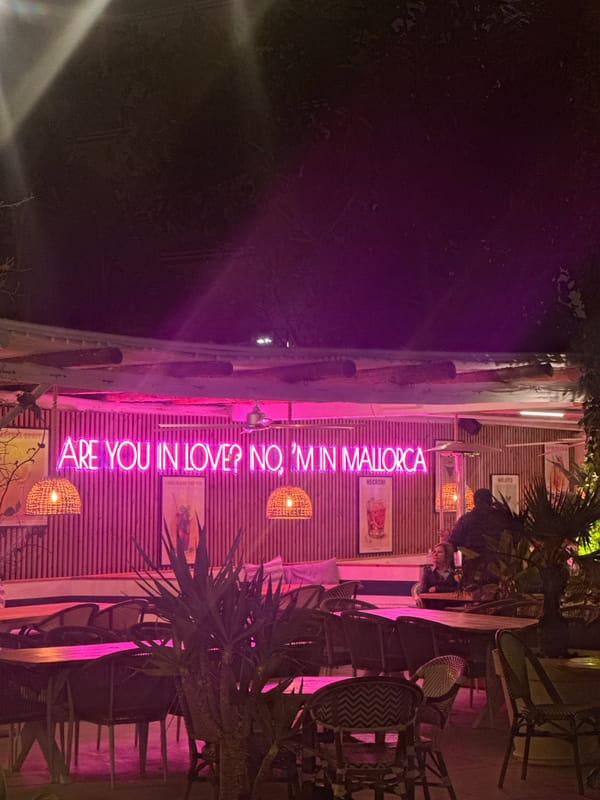 Neon sign spotted in Calvià displays playful Mallorca message