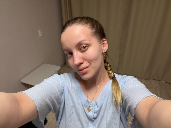 Woman's evening bathroom routine captured in Reshetnikovo