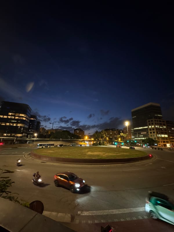 Barcelona nighttime scenes documented by witnesses across three minutes