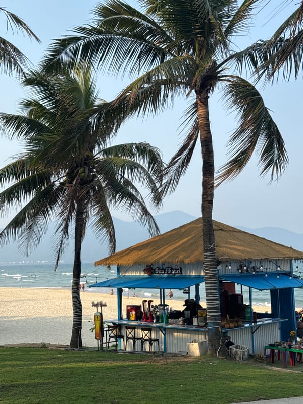 Morning beach moments captured in Đà Nẵng, Vietnam