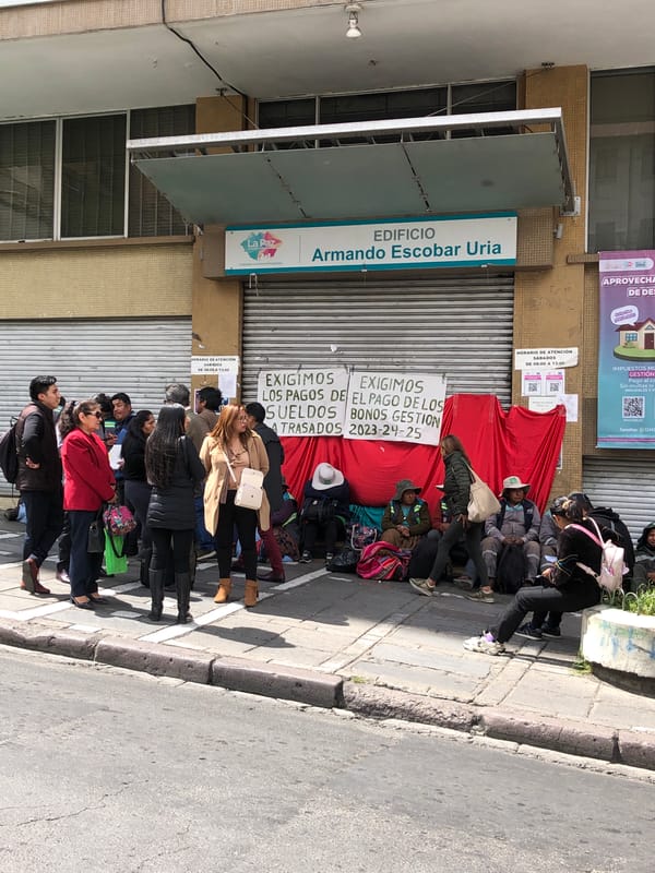 Workers protest for unpaid wages at La Paz municipal building