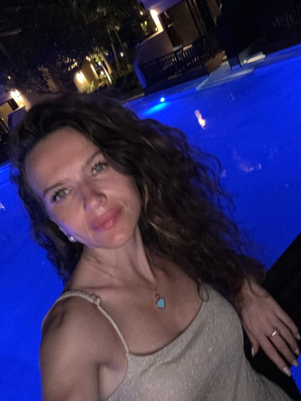 Woman documents evening at luxury Dubai resort poolside