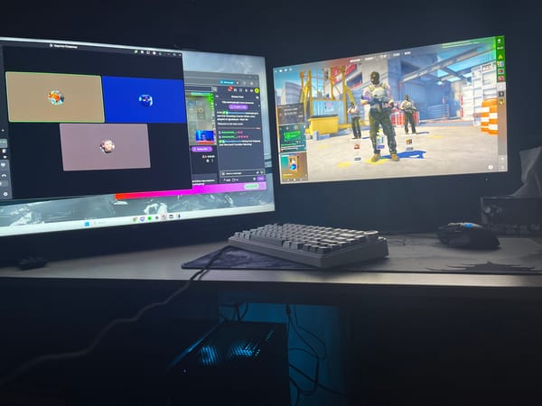 Multi-monitor gaming setup streams Counter-Strike with Discord call