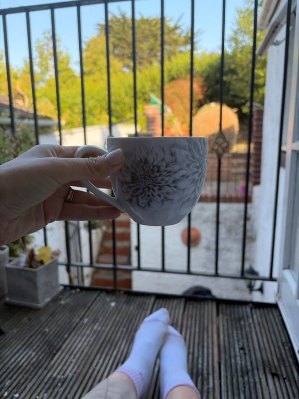 Slow morning around Torquay — balconies, birds, and backstreets
