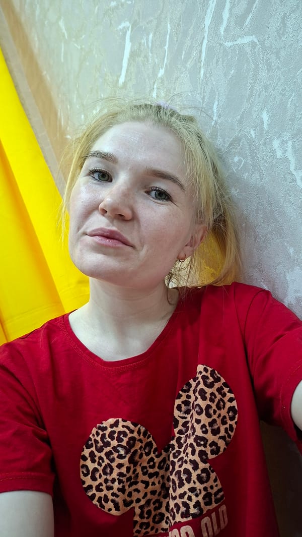 Woman documents routine domestic life in Chaikovsky, Russia apartment