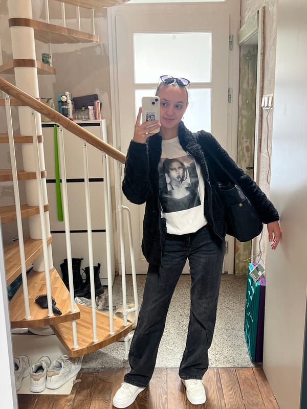 Woman takes selfies indoors in Saarbrücken apartment