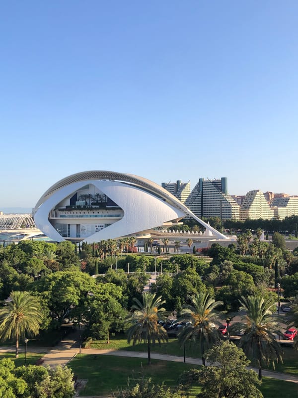 A sunny afternoon exploring València's streets and landmarks