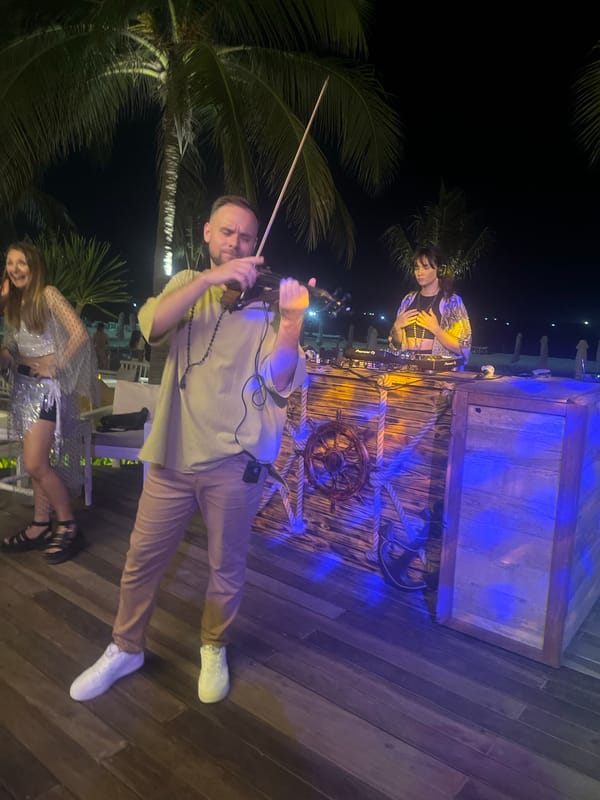 Beachside entertainment and dining at Đà Nẵng beach club