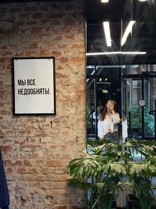 Casual dining and architecture documented in Minsk afternoon
