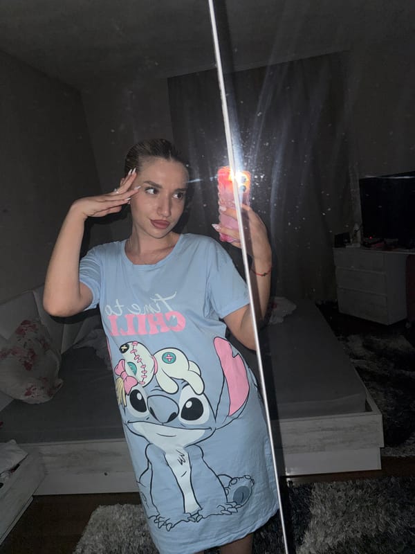 Mirror selfie in Skrat bedroom, Stitch-print dress