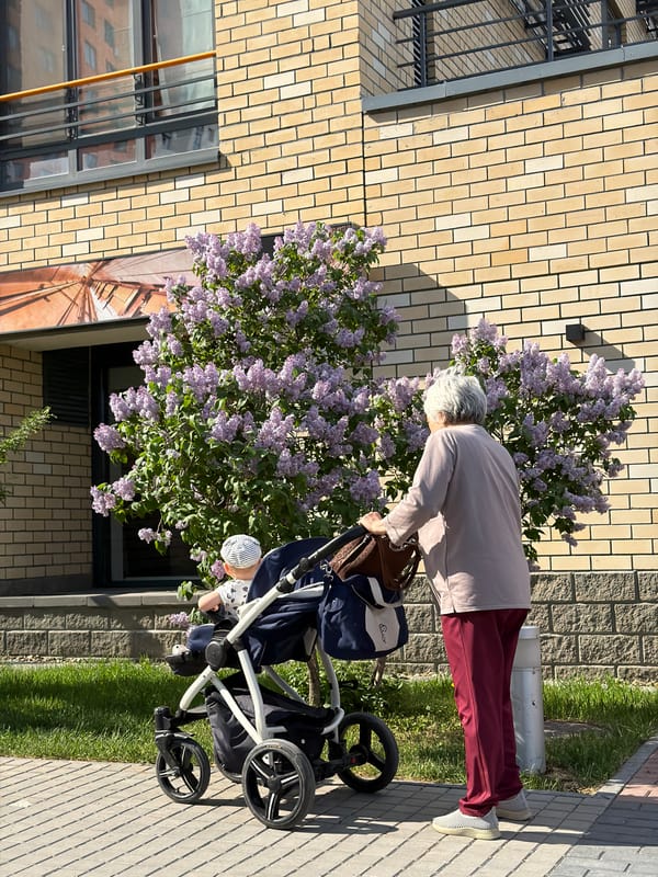 Everyday street life documented in Tyumen, Russia