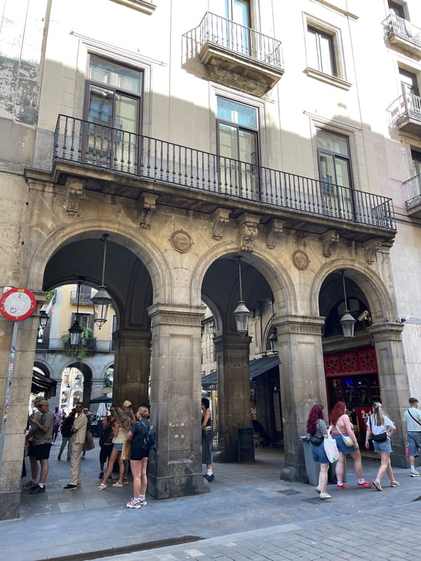 Tourist documents four-hour Barcelona walking tour through historic districts