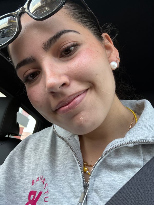 Woman observed in car wearing gray hoodie in Puebla