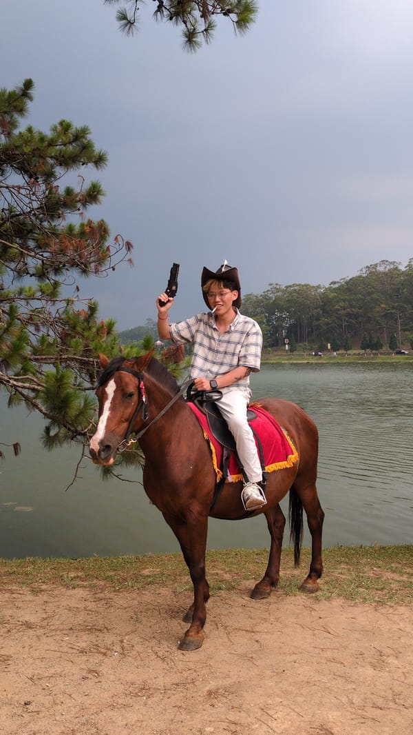 Cowboy-dressed rider spotted with horse at Da Lat lake