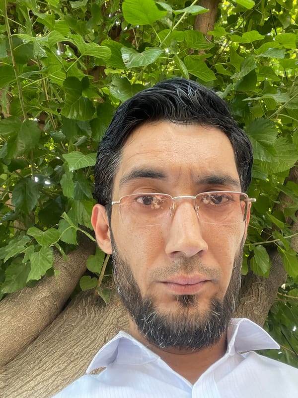 Casual portraits by a tree in Tashkent, summer morning