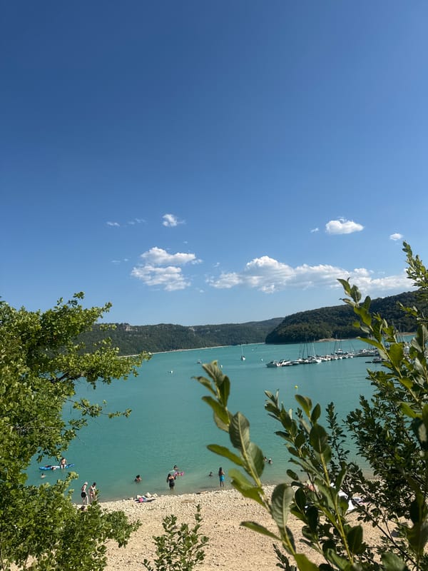 Sunny day at Lac de Vouglans marina and beach
