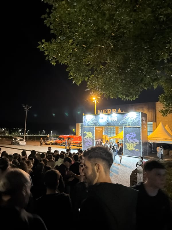 Nighttime gathering draws crowds to illuminated outdoor venue in Bragança