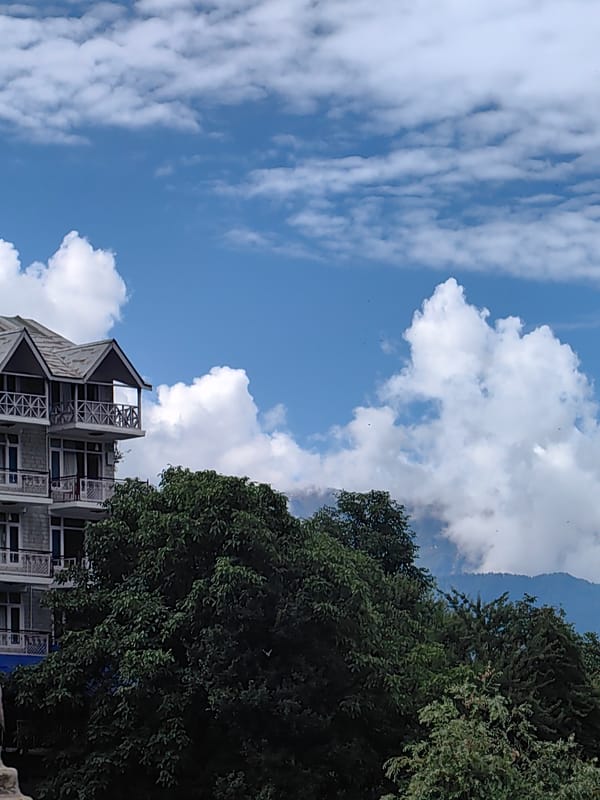 Cloudy morning in Vashisht, town streets and mountain views