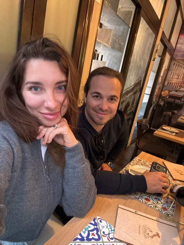 Casual encounters documented across València locations Thursday evening