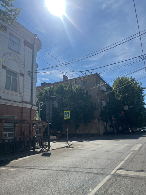 Sunny street corner near a crosswalk in Novaya Usman'