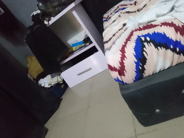 Witness documents cluttered residential interior over 75-minute period