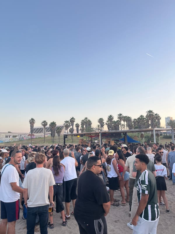 Sunset beach festival draws crowds in Sant Adrià de Besòs