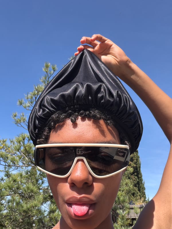 Woman in hair bonnet spotted outdoors in Champs-sur-Marne