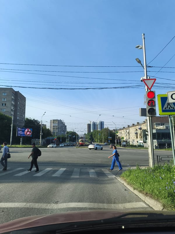 Sunny afternoon drive through a busy Izhevsk intersection