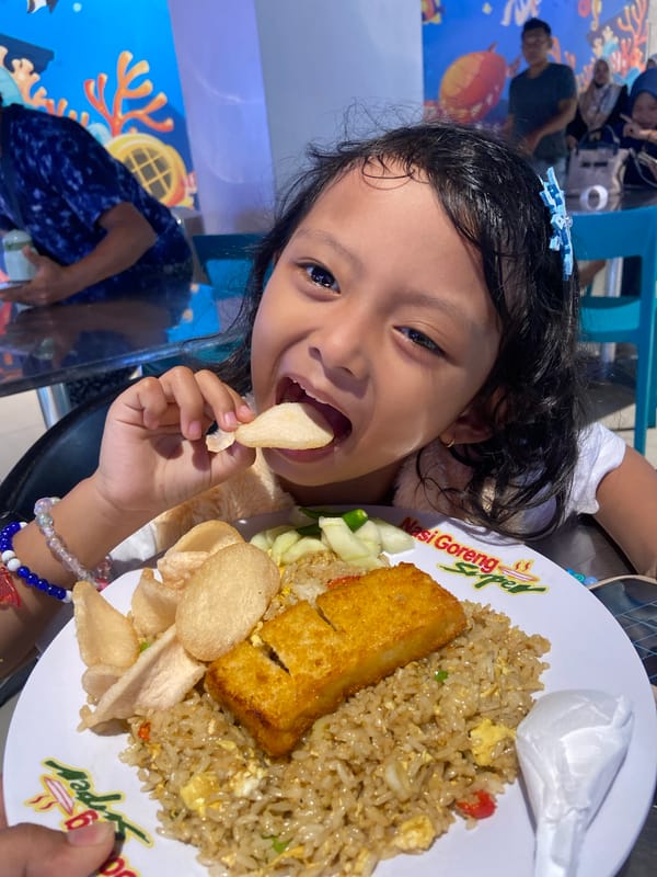 Mother, daughter enjoy morning meal at Surabaya mall food court