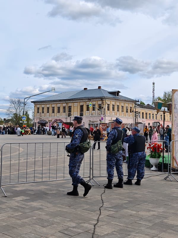 Patriotic cart with flags, balloons appears in Chelganovo public space