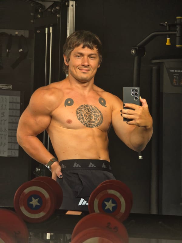 Man takes gym selfie with Captain America themed weights