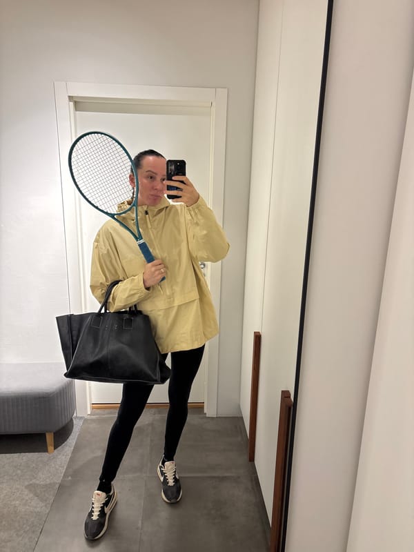 Tennis player takes mirror selfies in Chaikovsky dressing room