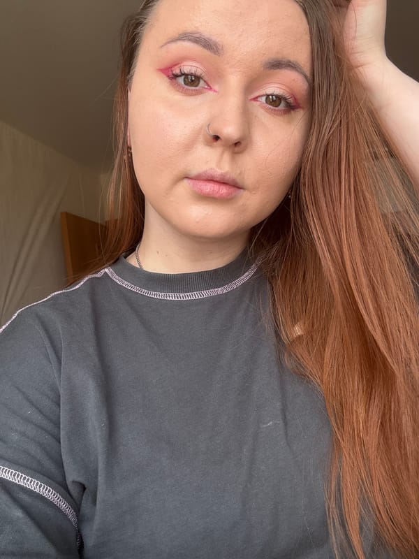 Woman with makeup bag observed in Izhevsk