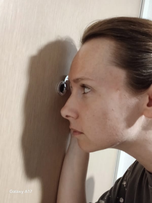 Resident drinks whiskey, examines door peephole in Yekaterinburg home
