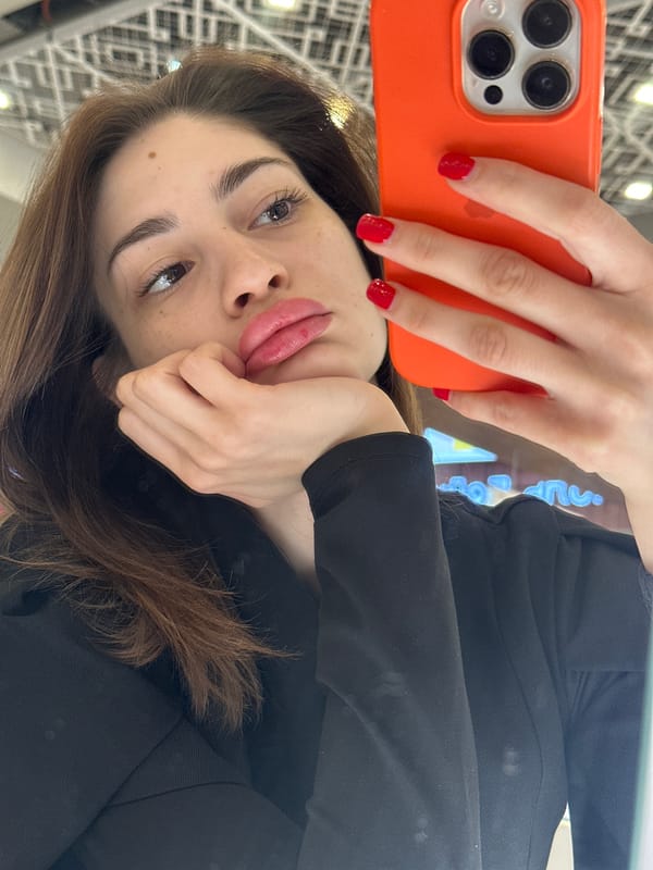 Woman takes shopping mall selfies across Yekaterinburg venues