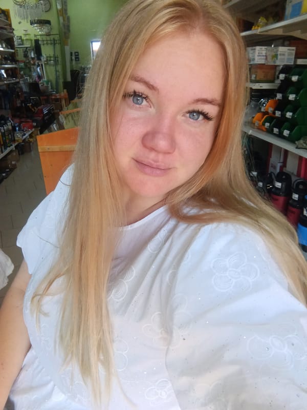 Playful selfies and candid moments from a Russian retail floor